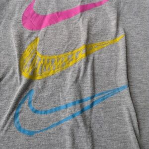 💥5/20$ Nike Gray Tee with Vibrant Swooshes